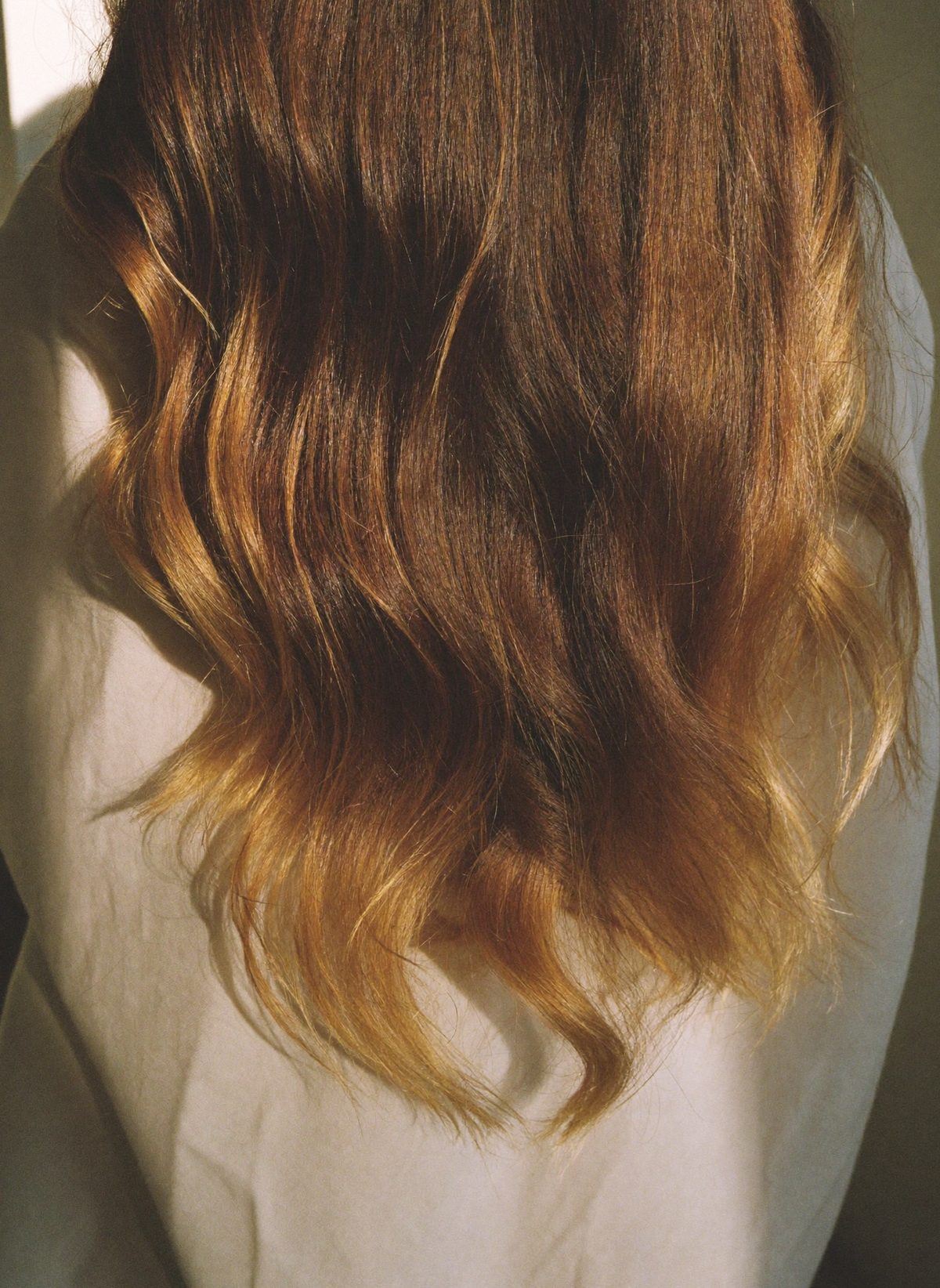 Langes Haar mit Balayage im Gegenlicht